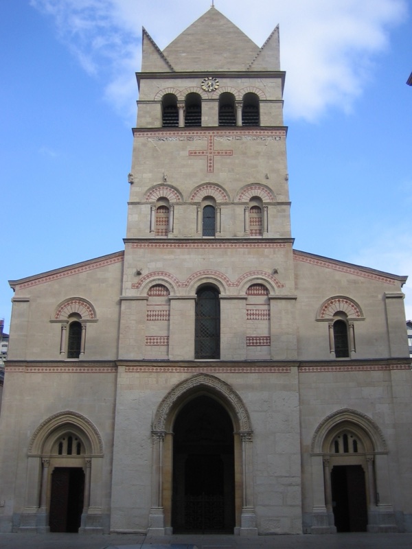 Ainay à Lyon : basilique Saint-Martin, place Carnot et rues commerçantes
